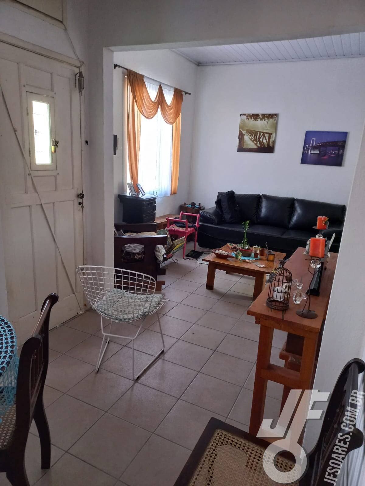 Sobrado Amplo no Areal: 138m² com Suíte, Sacada e Conforto Superior