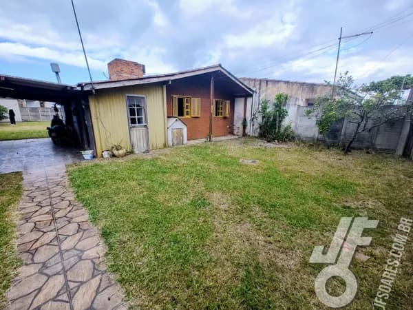 Refúgio no Balneário dos Prazeres: Casa Mista com Piscina e Espaço Gourmet Completo