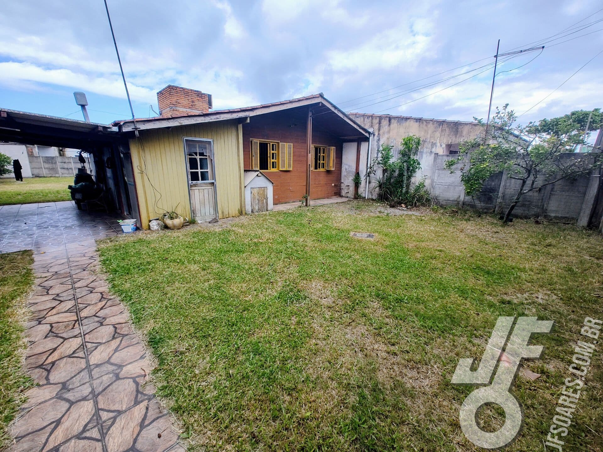Refúgio no Balneário dos Prazeres: Casa Mista com Piscina e Espaço Gourmet Completo