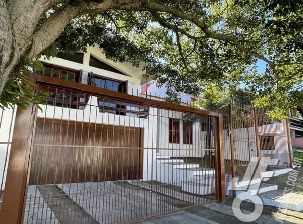 Sobrado de Alto Padrão na Colina do Sol: 330m² com Piscina e Conforto