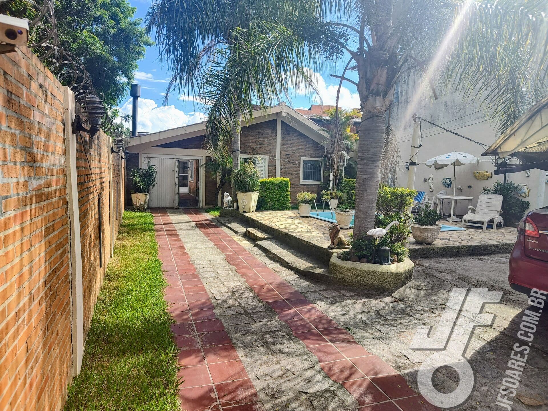 Charme e Eficiência no Laranjal: Casa com Suíte, Lareira e Piscina