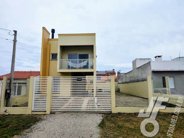 Sobrado com Duas Suítes no Laranjal: Conforto e Lazer Completo em 143m²