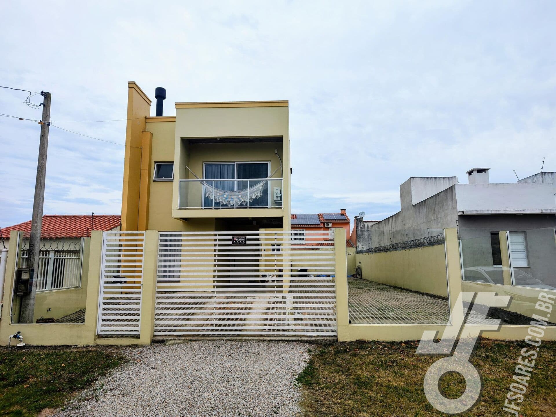 Sobrado com Duas Suítes no Laranjal: Conforto e Lazer Completo em 143m²
