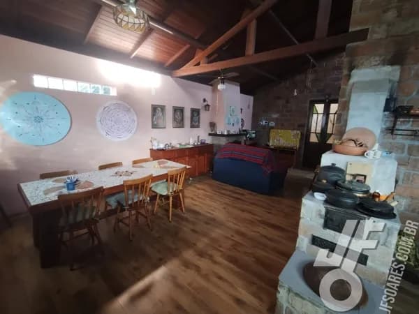 Residência Exclusiva na Zona Nobre do Laranjal: Conforto, Lazer e Segurança a 400m da Praia