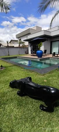 Casa de Alto Padrão em Condomínio com 03 suítes , Mobiliada, Piscina, Área gourmet, 02 Vagas à venda em Atibaia/SP