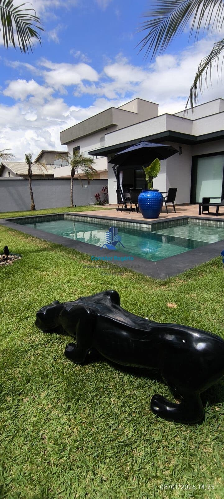 Casa de Alto Padrão em Condomínio com 03 suítes , Mobiliada, Piscina, Área gourmet, 02 Vagas à venda em Atibaia/SP