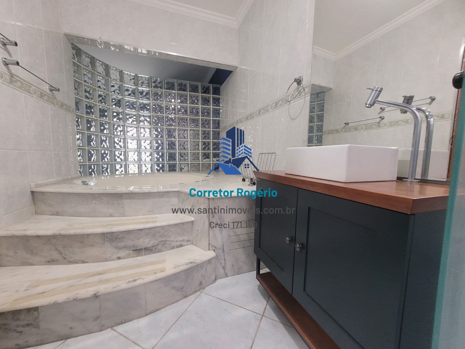 Sobrado Amplo com 03 dormitórios , (suíte ) Área gourmet, Quintal, Cozinha com planejados, 02 Vagas