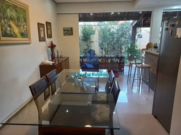 Amplo Sobrado com 03 quartos, (01 suíte ) Quintal + Área gourmet, Fino acabamento, 02 Vagas à venda em Araçariguama/SP