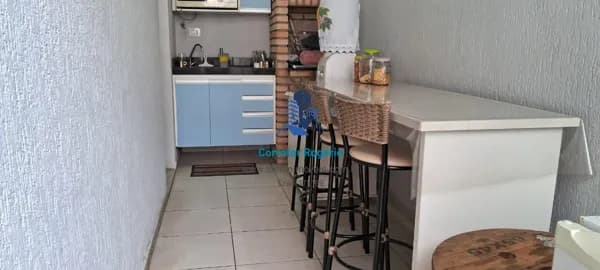 Casa com 02 quartos, Sala, Cozinha, Banheiro social, Área de serviço com churrasqueira , 02 Vagas + Portão eletrônico !