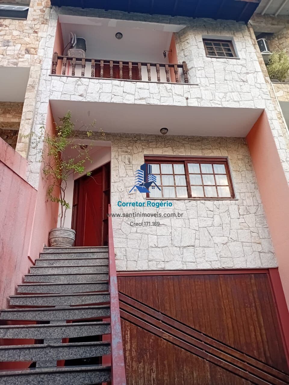 Sobrado com 03 suítes, Área gourmet, Planejados, 05 Banheiros, 05 vagas ! Por Apenas : R$ 960.000,00