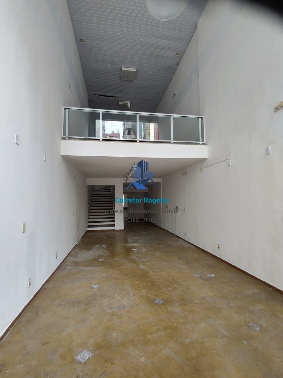 Salão Comercial com 03 banheiros e 02 vagas para alugar Bairro Jardim em Santo André/SP