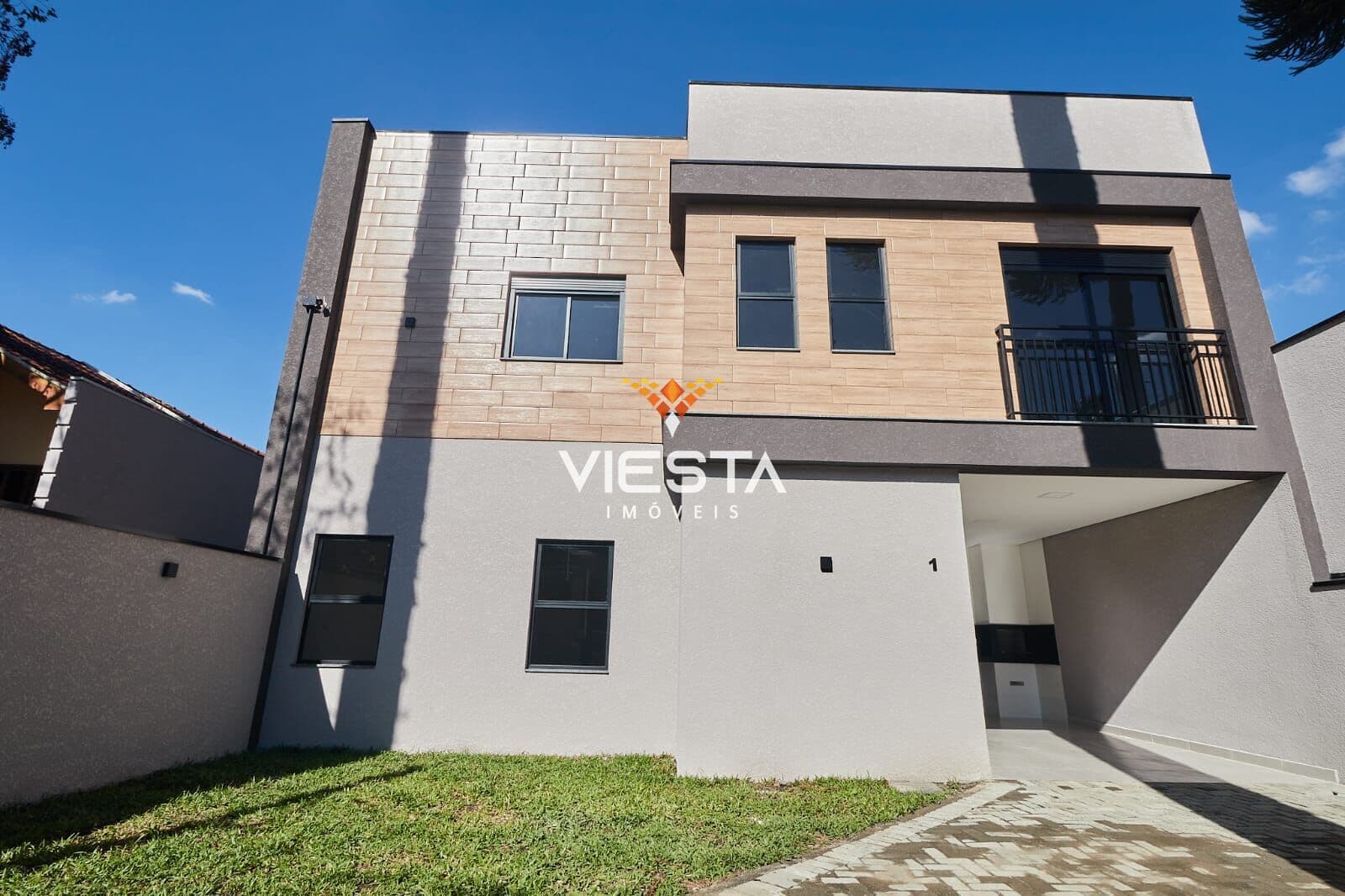 Sobrado de Alto Padrão - 3 suítes e 2 vagas - Santa Cândida - R$950.000,00