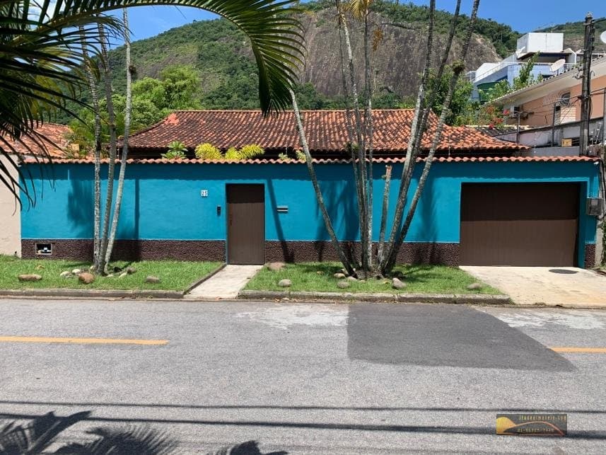 Casa Linear para Venda em Itaipu Niterói-RJ