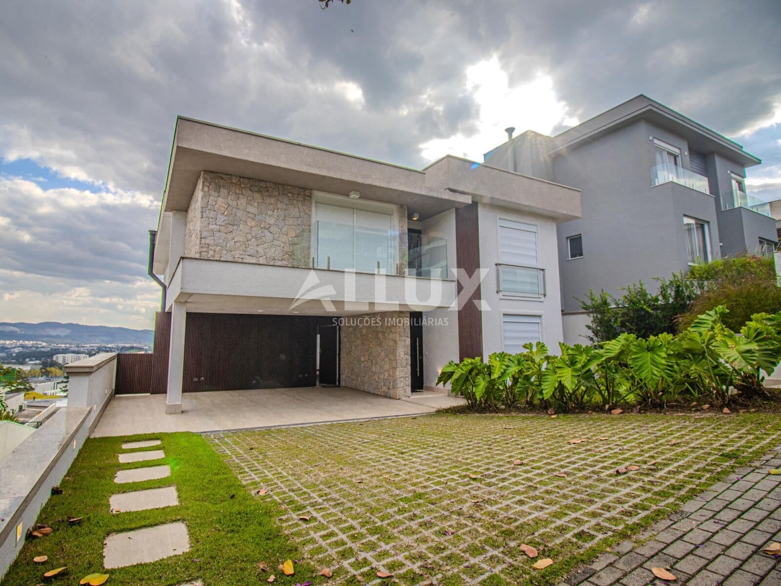 Casa para locação por R$ 68.000,00 no Condomínio Tamboré 10 – Alphaville, Santana de Parnaíba SP