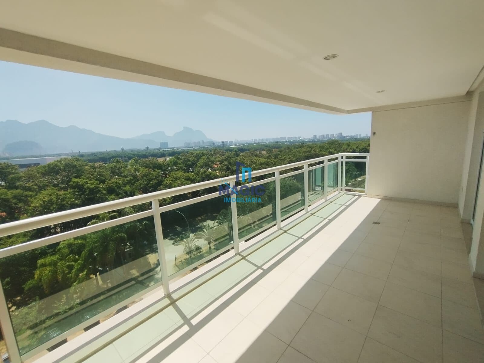 Apartamento com 3 dormitórios para locação com 156 m² por R$ 8.349,00 na região da Riviera da Lagoa, Barra da Tijuca, Rio de Janeiro / RJ
