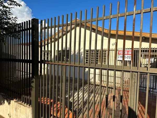 Casa Padrão a venda cj são lourenço e uma dependência nos fundos contendo 3 quartos,1 suite,sala,cozinha,área de serviço, garagem para 2 carros muro dividindo a dependência nos fundos 1 quarto,sala,cozinha,1 banheiro