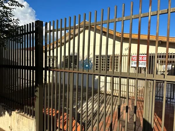 Casa Padrão a venda cj são lourenço e uma dependência nos fundos contendo 3 quartos,1 suite,sala,cozinha,área de serviço, garagem para 2 carros muro dividindo a dependência nos fundos 1 quarto,sala,cozinha,1 banheiro