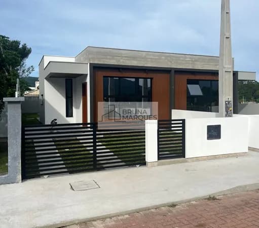 A casa destaca-se por sua arquitetura contemporânea e os acabamentos diferenciados!
