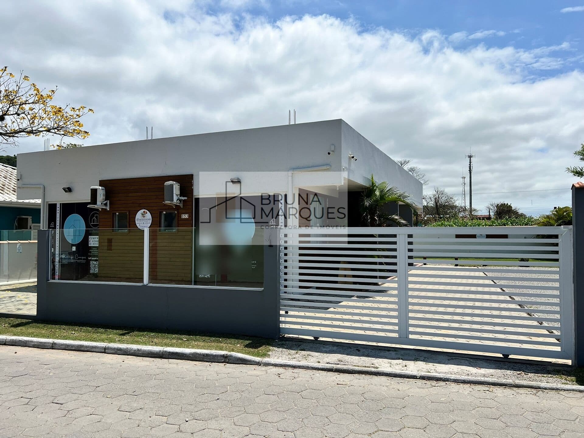 3 APARTAMENTOS + SALA COMERCIAL!
