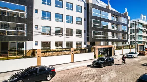 Luxo de residencial apenas 120 metros da praia!