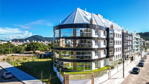 Luxo de residencial apenas 120 metros da praia!