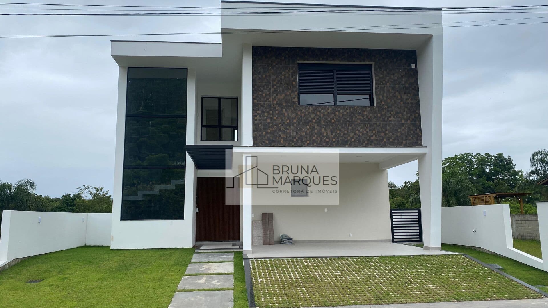 Conheça esta espetacular casa à venda em uma localização diferenciada entre Jurerê e Canasvieiras!