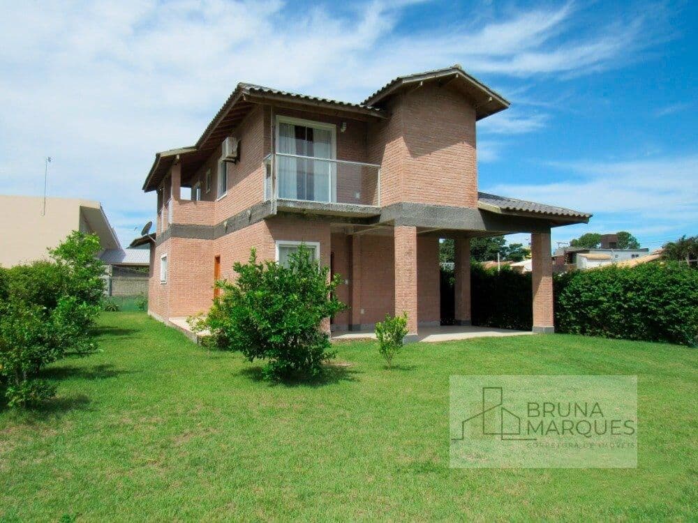 Linda Casa em Condomínio Fechado!