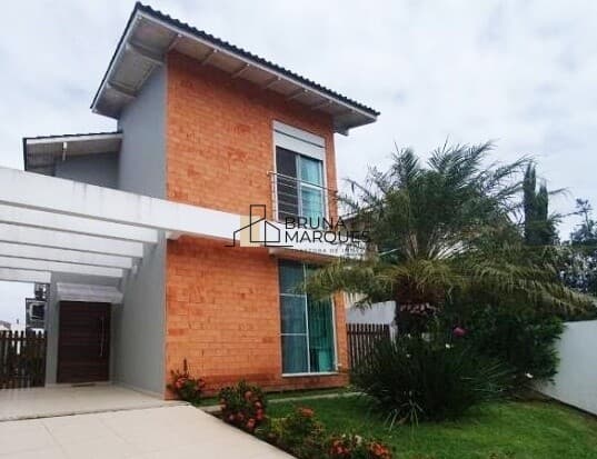 Casa com piscina!