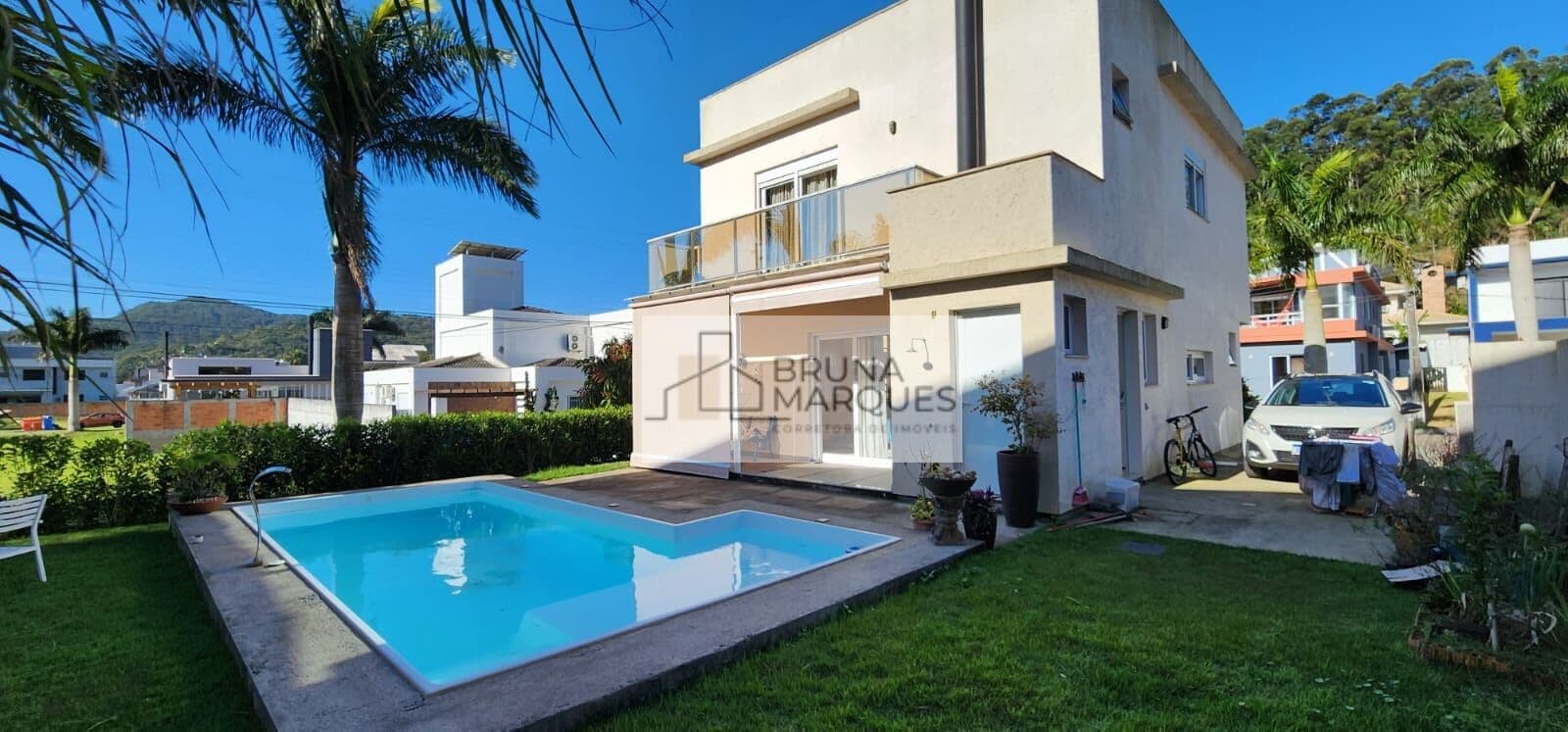 Casa espaçosa em condomínio completo!