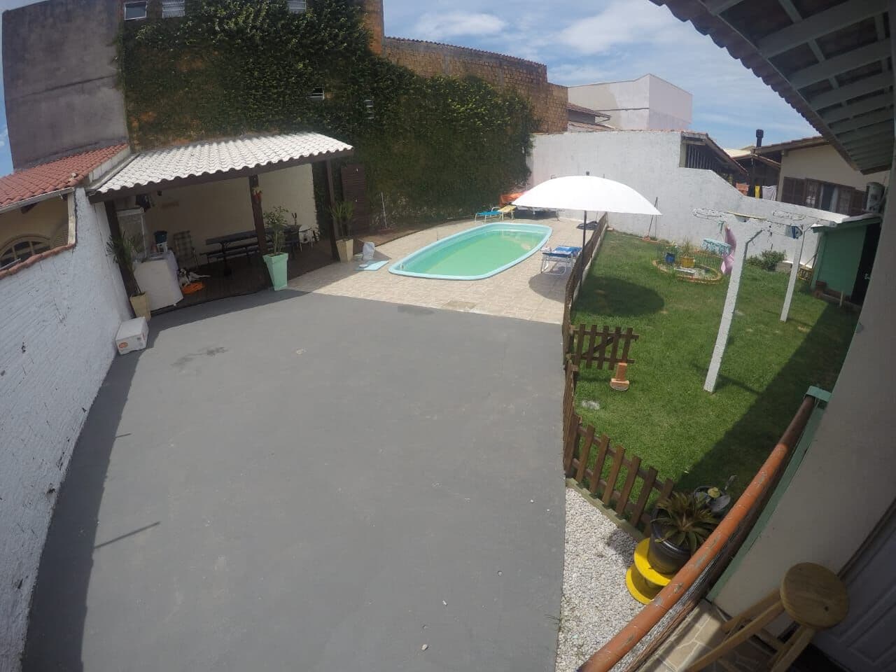 Quintal grande com piscina!