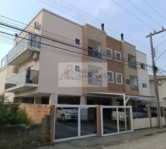 750 metros até a praia!