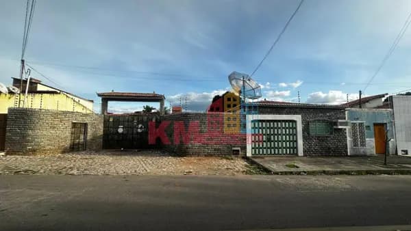 Casa localizada no bairro Boa Vista em Mossoró-RN.