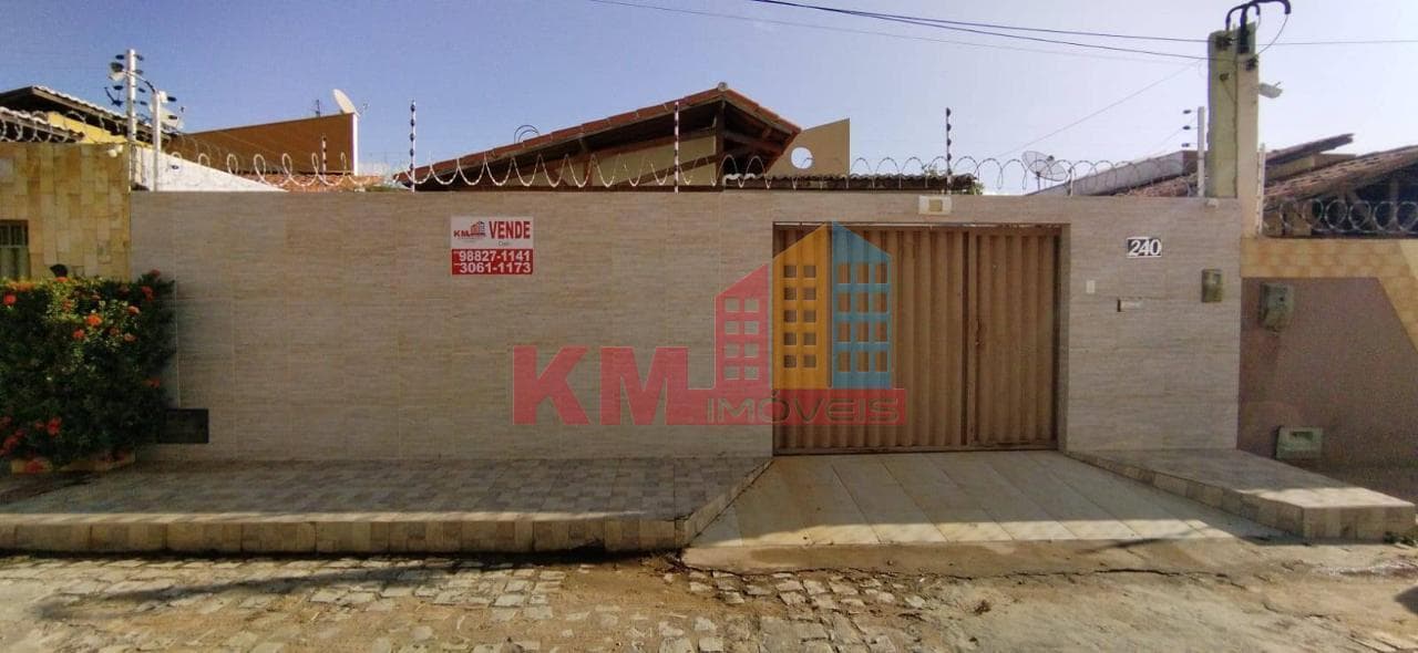 Vende-se Ótima Casa com Piscina, localizada no bairro Alto de Sumaré em Mossoró-RN.