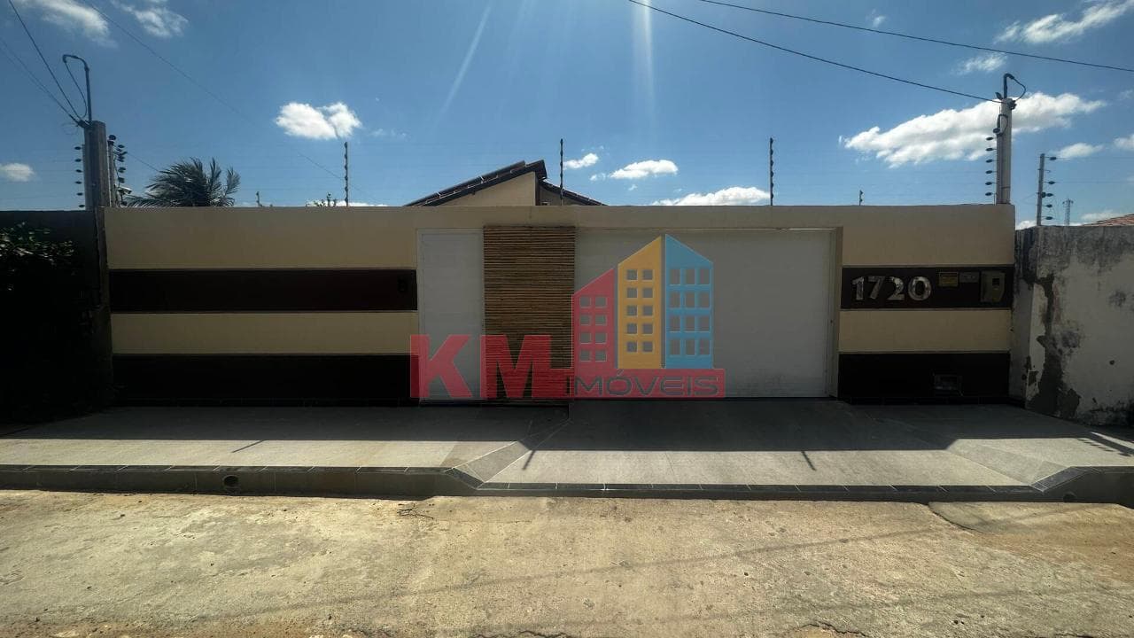 Casa com Piscina, localizada no bairro Monsenhor Américo em Mossoró-RN.