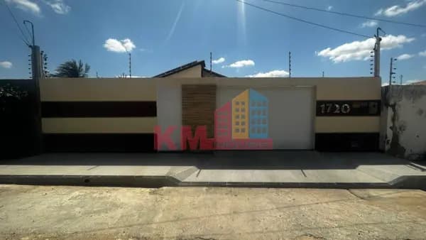 Casa com Piscina, localizada no bairro Monsenhor Américo em Mossoró-RN.