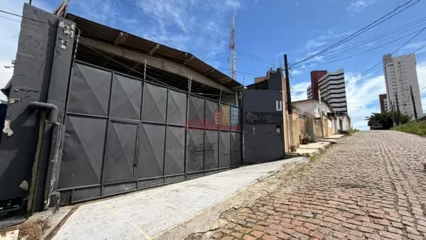 GALPÃO COMERCIAL EM CANDELÁRIA – NATAL/RN | 360m² | ESTRUTURA PARA LOGÍSTICA E OPERAÇÃO