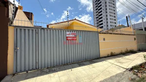 Casa em Lagoa Nova, Natal:04 Quartos, Próximo à Praça das Mangueiras.
