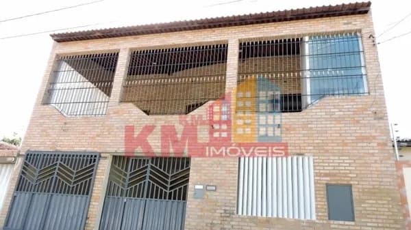Casa duplex à venda no bairro Planalto Treze de Maio, em Mossoró. Ótima localização, com piscina, churrasqueira e potencial para duas moradias.