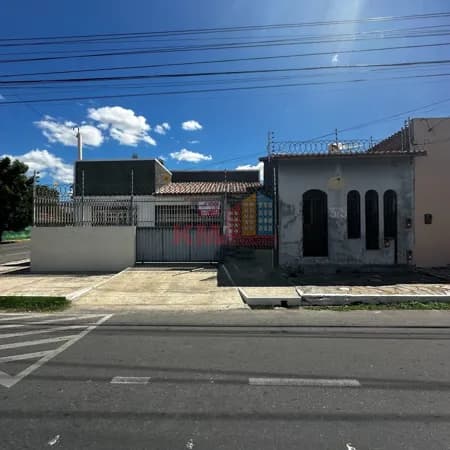 OPORTUNIDADE ÚNICA: Terreno Espetacular com Duas Casas no Alto da Conceição!