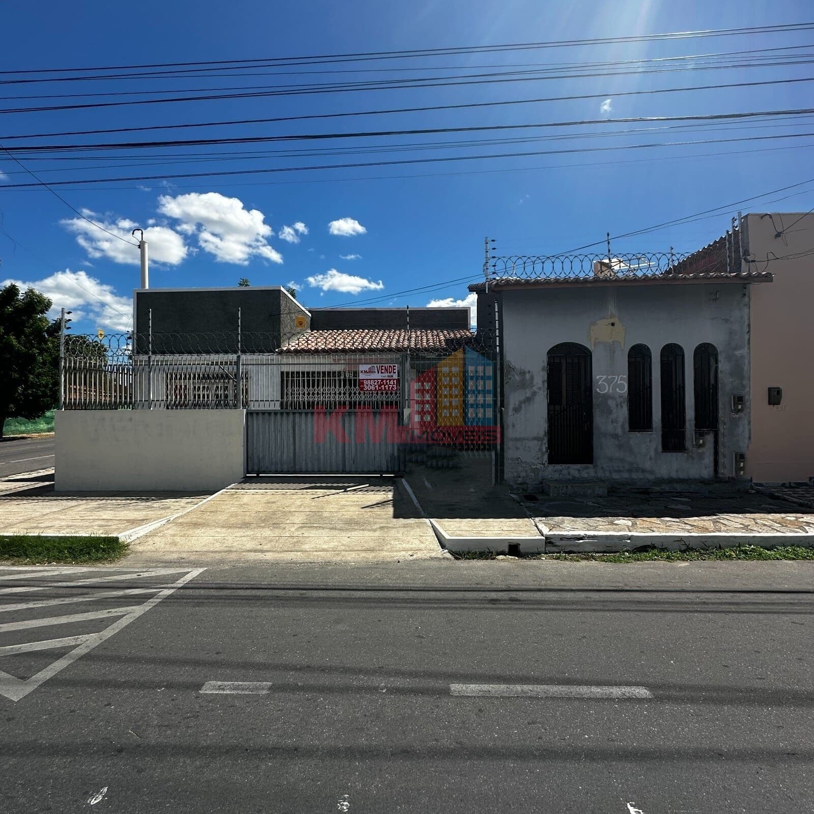 OPORTUNIDADE ÚNICA: Terreno Espetacular com Duas Casas no Alto da Conceição!
