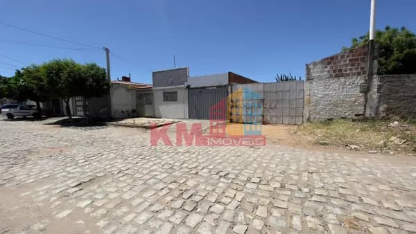 Casa no Bairro Boa Vista, Mossoró - 3 Quartos, Amplo Terreno.