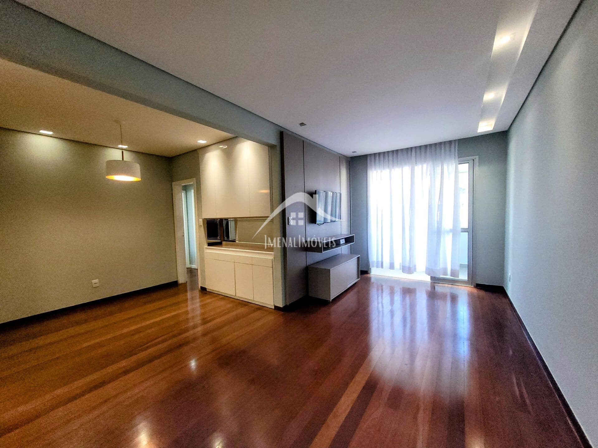 Apartamento todo reformado, mobiliado e pronto para receber sua nova história.