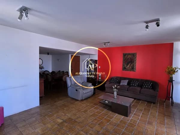 Imóvel para venda possui 176 metros quadrados com 4 quartos, piscina, 2 vagas cobertas