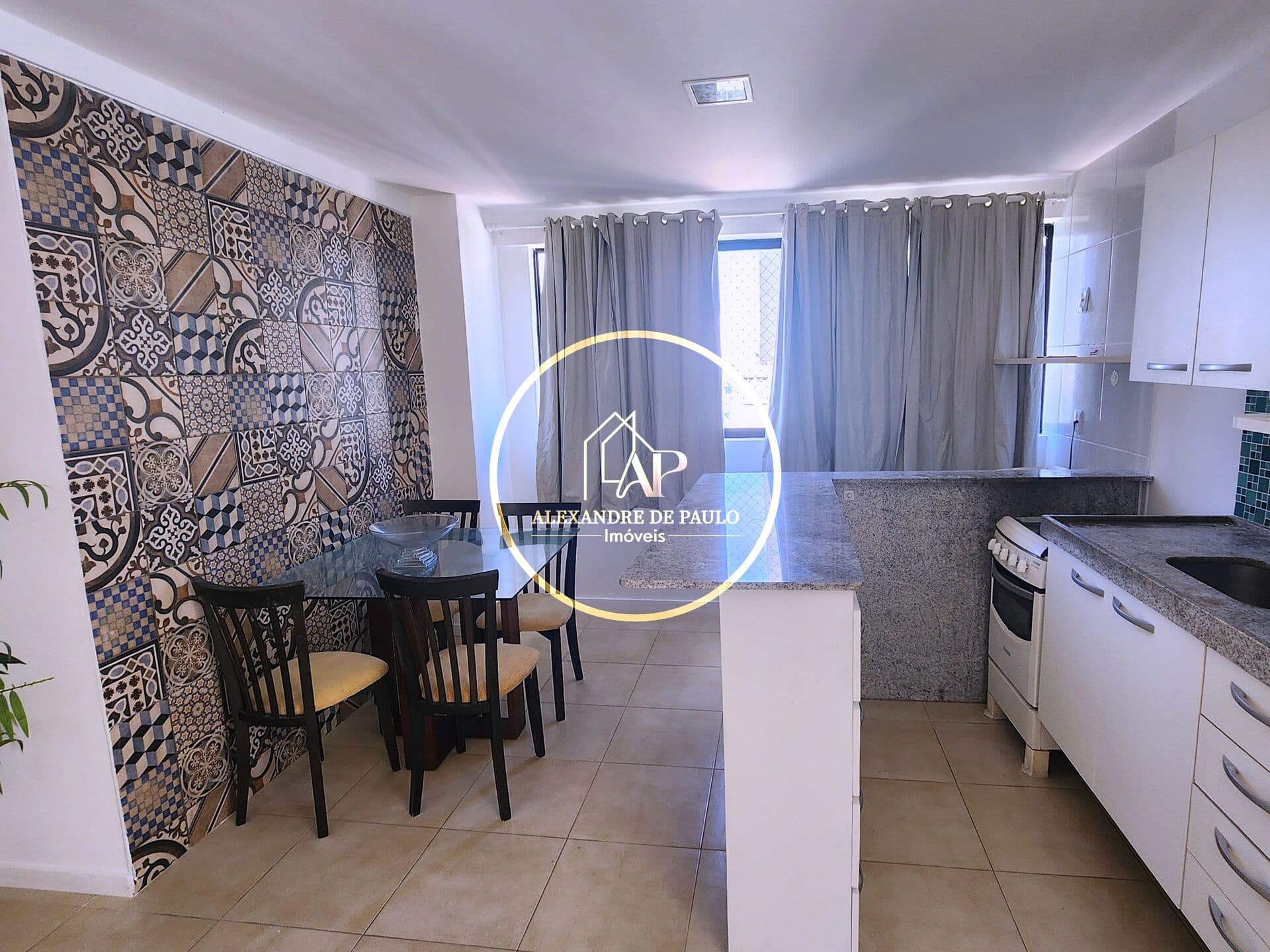 Apartamento 2 quartos, piscina, 1 vaga coberta, frente colégio Santa Maria,