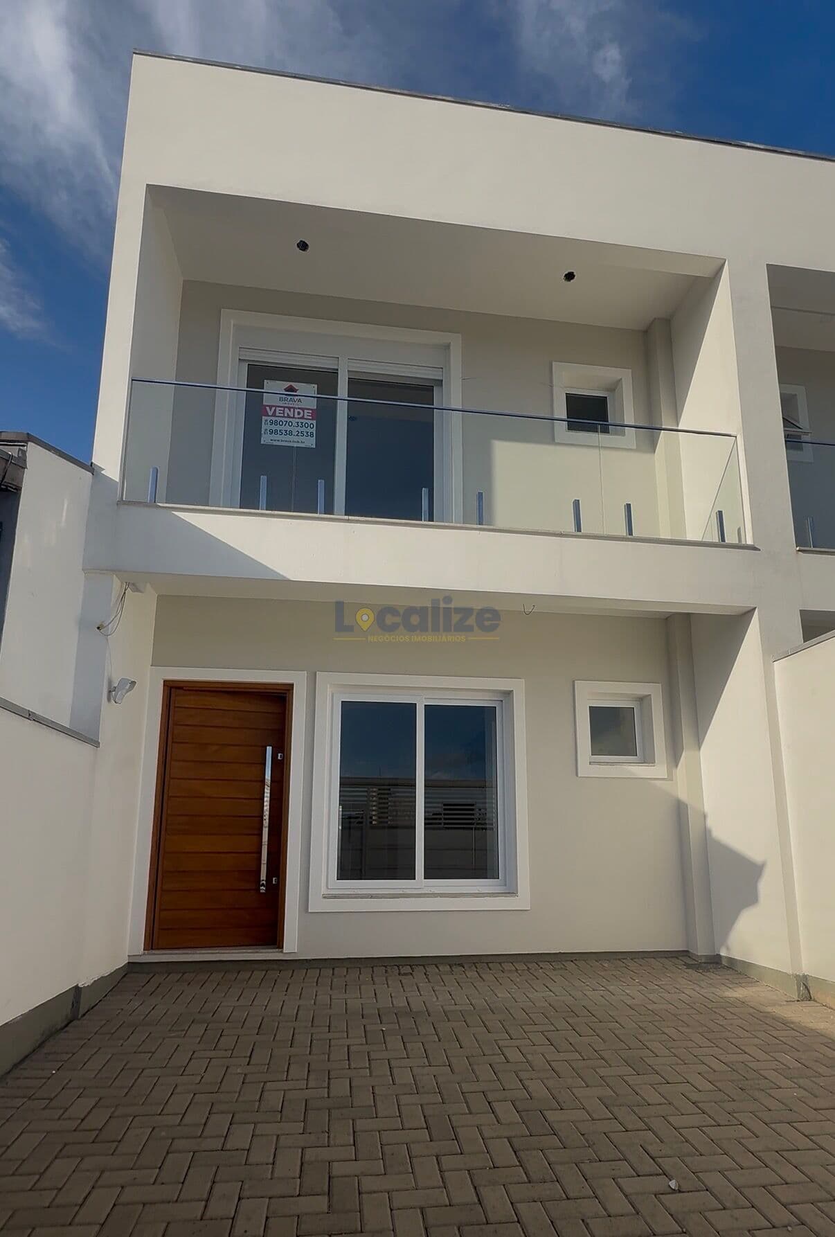 Sobrado novo pronto para morar no bairro Igara com 3 dormitórios, sendo 1 suíte e 2 banheiros