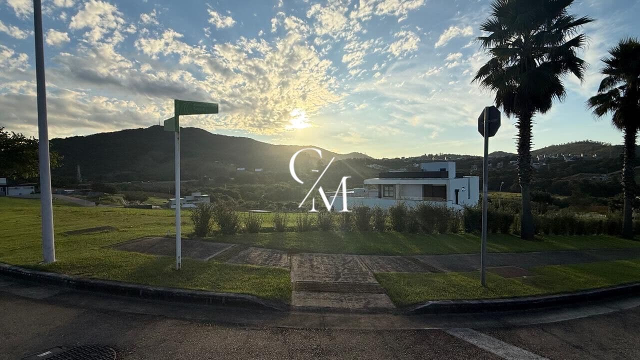 Terreno de Esquina à Venda no Condomínio Alphaville Jundiaí 1 em Jundiaí/SP