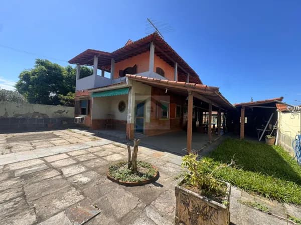 Esta belíssima casa duplex está situada em um amplo terreno de 438m²