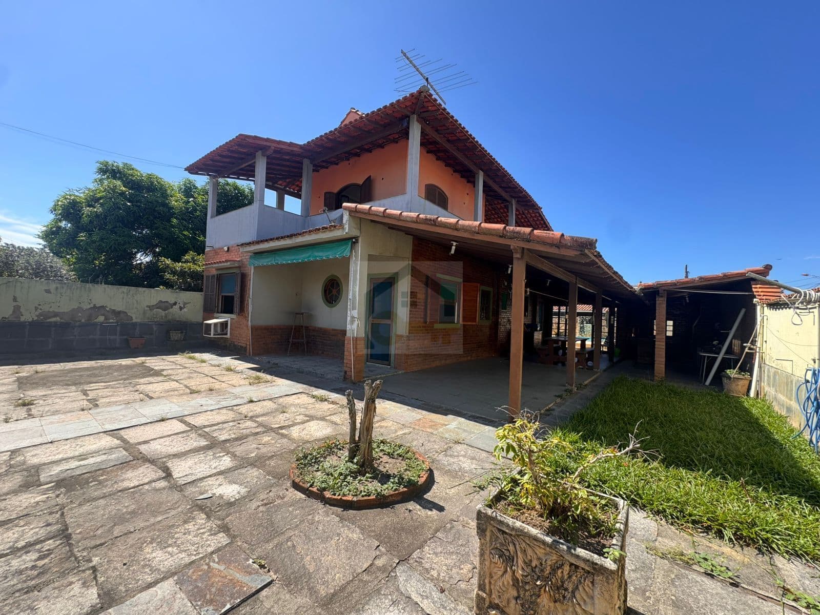 Esta belíssima casa duplex está situada em um amplo terreno de 438m²