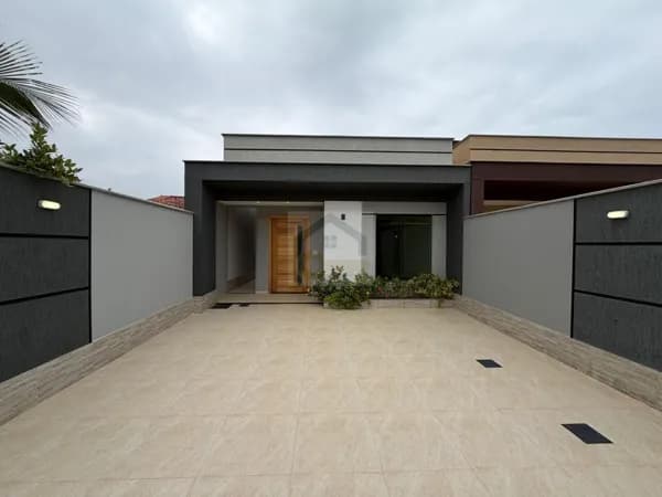 Casa 03 quartos Próximo a Praia