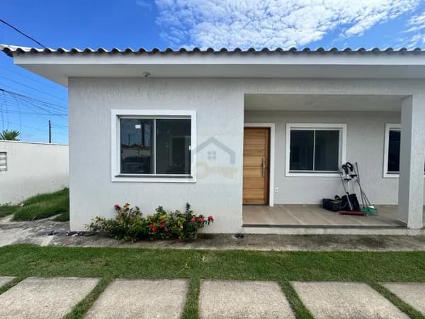 Casa Nova em Condomínio – 2 Quartos (1 Suíte) a 400m da Praia | Jardim Atlântico Leste – Itaipuaçu | R$ 300 mil